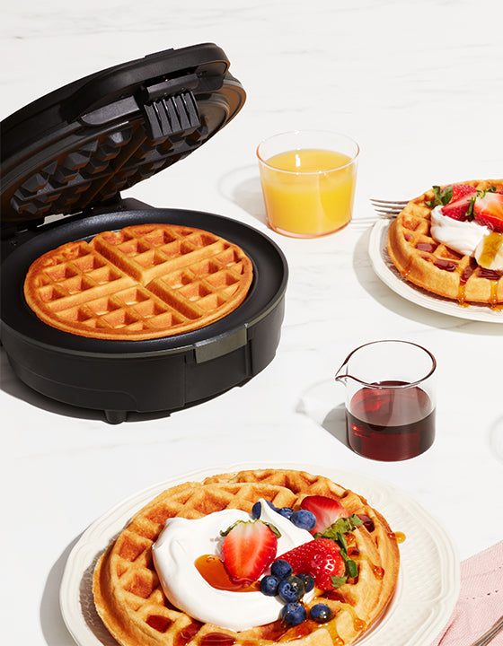 BLACK+DECKER Rotating Waffle Maker with Dual Cooking Plates, Black